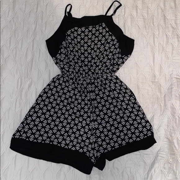 Black and white patterned romper - Picture 3 of 3
